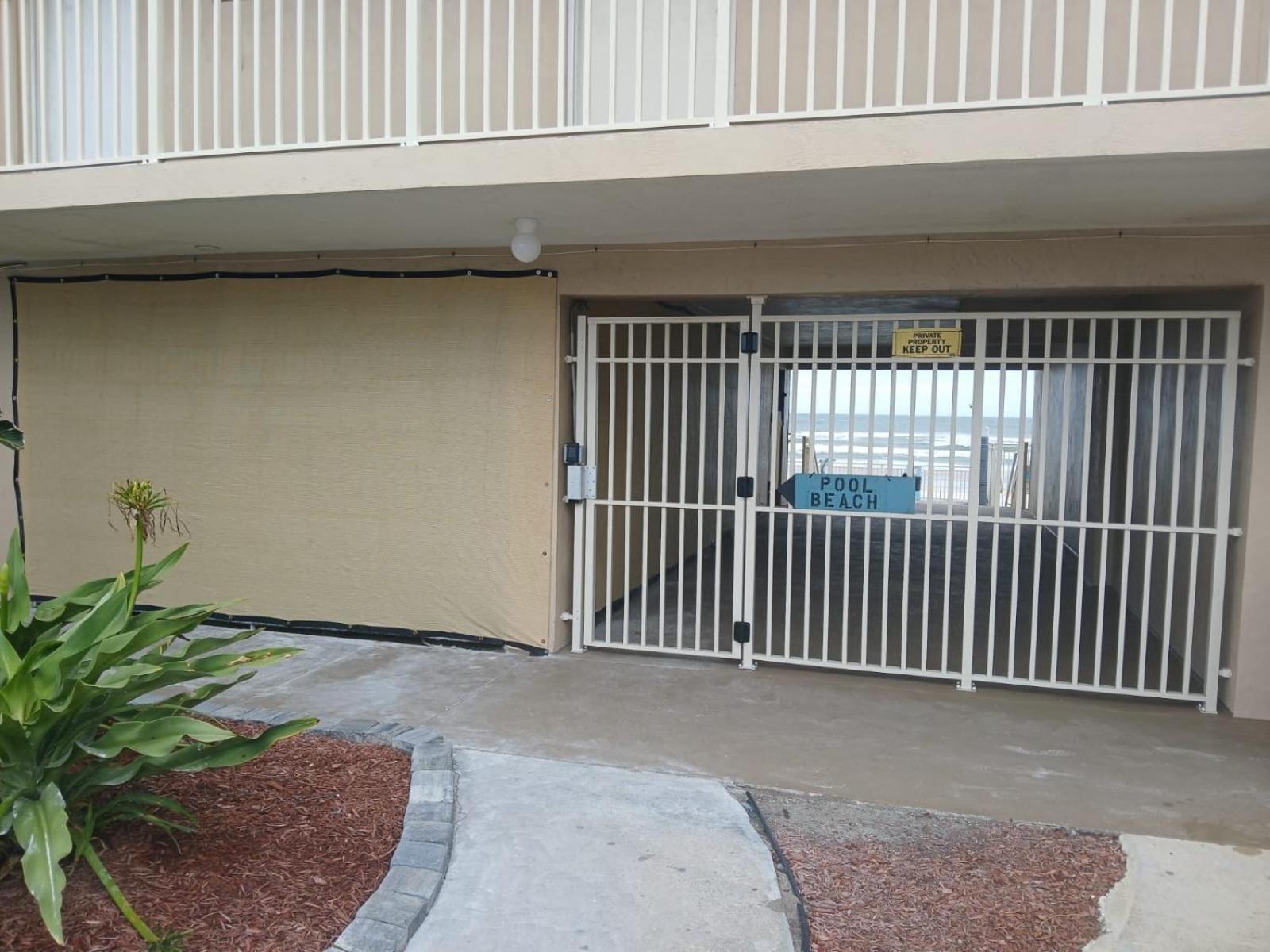 Ocean Breeze - Direct Ocean Front-Pool Is Open Lägenhet Daytona Beach Exteriör bild